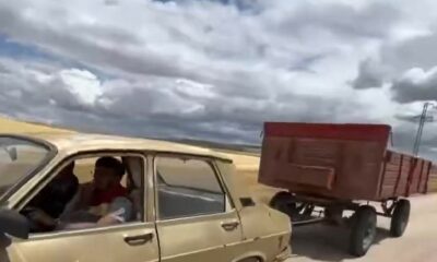 Otomobile gelişigüzel bağlanan traktör römorku trafiği tehlikeye düşürdü