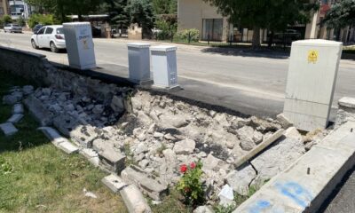 Pazarcıların kaldırıma park ettiği kamyonlar nedeniyle bahçe duvarı yıkıldı