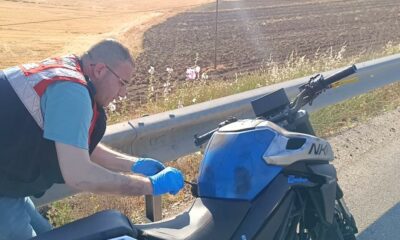 Bariyerlere çarpıp 30 metre sürüklenen motosikletin sürücüsü yaşamını yitirdi