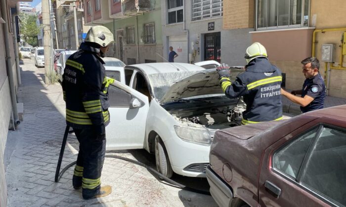 Park halindeki otomobildeki yangın büyümeden söndürüldü