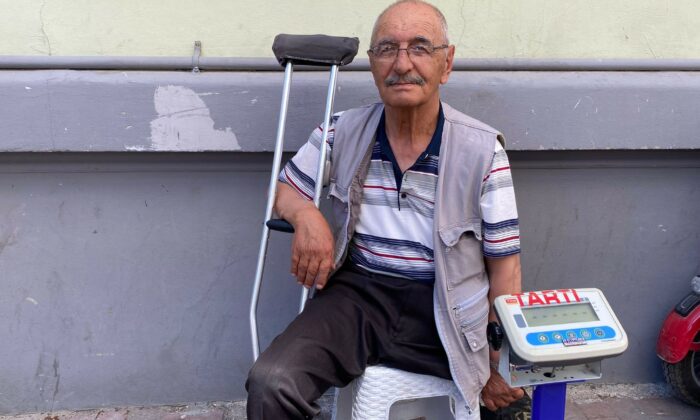 Engelli aracıyla Hamamyolu’na geliyor, tartıyla geçimini sağlıyor