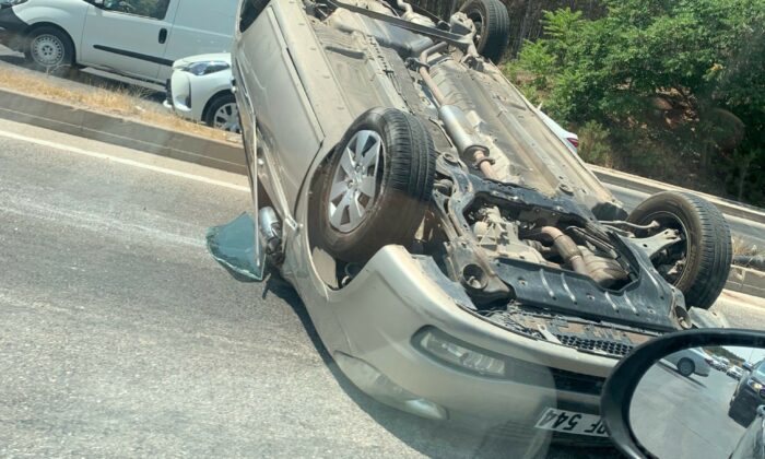 İki otomobil çarpıştı, 3 kişi yaralandı
