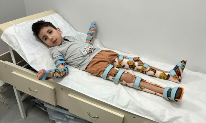 Toplanan yardım paralarıyla 8 yaşındaki çocuğa KAFO cihazı alındı