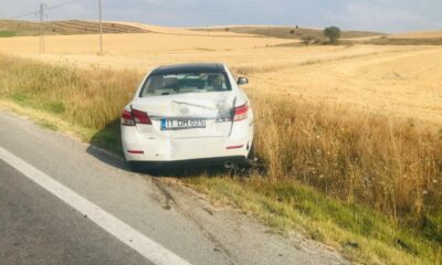 Viraja hızlı giren otomobil karşı yönden gelen iki tıra çarptı, facia kıl payı atlatıldı