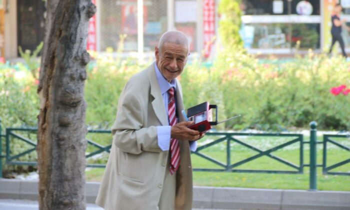Elinde teyp ile sokak sokak gezerek müzik dinliyor