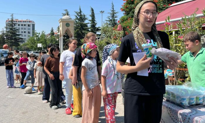 Vefat eden oğlu için Kur’an kursu öğrencilerine ikramda bulundu