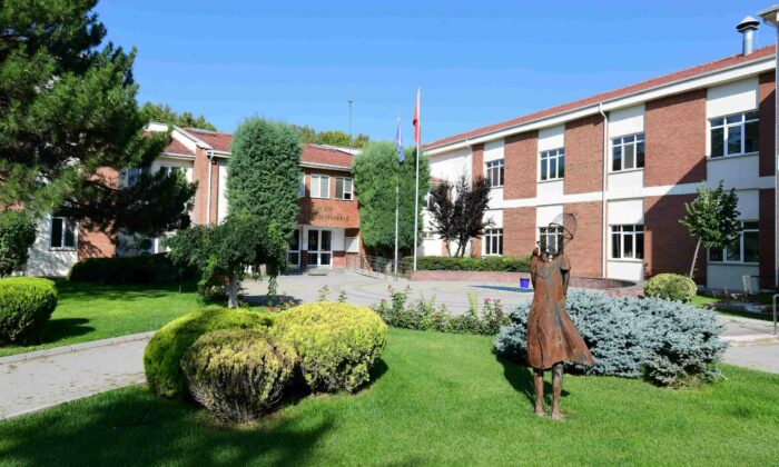 Anadolu Üniversitesi EMYO mezun istihdamında başı çekiyor
