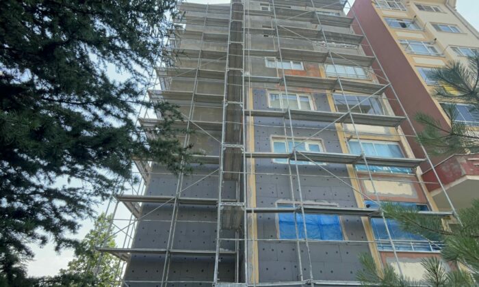 5’inci kattaki iskeleden düşen işçi hayatını kaybetti