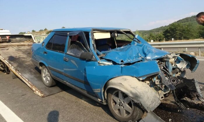Traktörle çarpışan Tofaş, hurda yığınına döndü: 1 yaralı