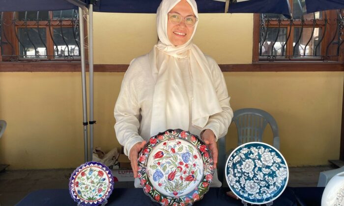 Çini sanatı ile ilmek ilmek işlediği ürünler 950 derece sıcaklıkta pişiriliyor