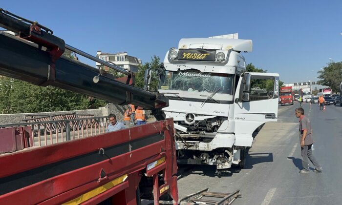 Kontrolden çıkan tır bariyerleri biçti