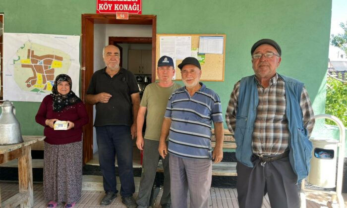 Köylüler yangın için seferber olan ekiplere yiyecek ve içecek ikram ediyor