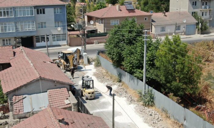 Oklubalı Mahallesi’nde kilitli taş döşeme çalışmaları sürüyor
