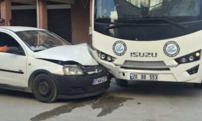 Belediye ve hafif ticari araç çarpıştı