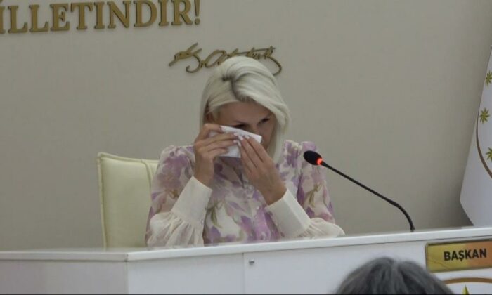 AK Parti ve MHP’den destek alan CHP’li başkan gözyaşlarını tutamadı