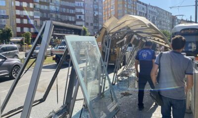 Tramvay durağı savaş alanına döndü, facia kılpayı atlatıldı