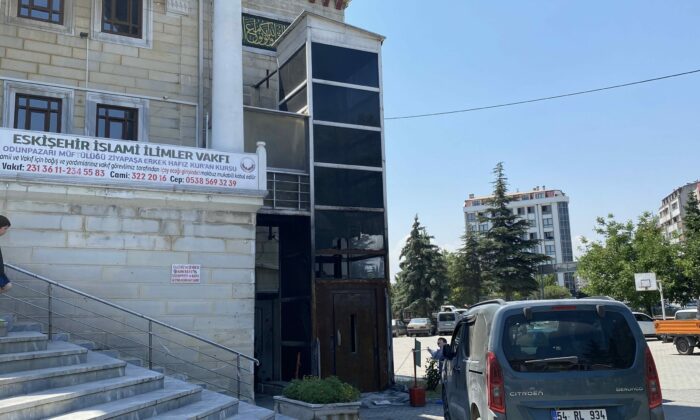 Cami avlusunda araçla birlikte yanan asansör onarılmayı bekliyor