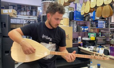 Her köşesi farklı ağaçtan olan bağlama