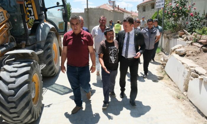 Sivrihisar Belediyesi sokakları yeniliyor