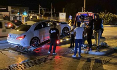 Kavşakta çarpışan 2 otomobilde maddi hasar oluştu