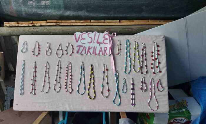 Gediz Tarhana Festivali’nin en genç girişimcisi 12 yaşındaki Vesile, takılarıyla göz kamaştırıyor