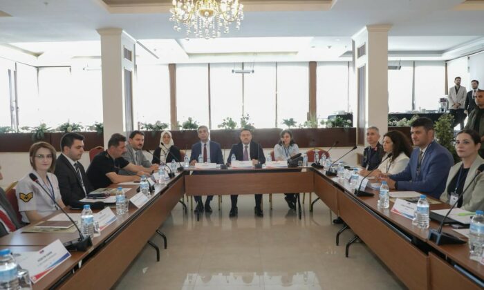 Vali Musa Işın, ’Koruyucu Aile Sisteminin Güçlendirilmesi Toplantısı’na katıldı