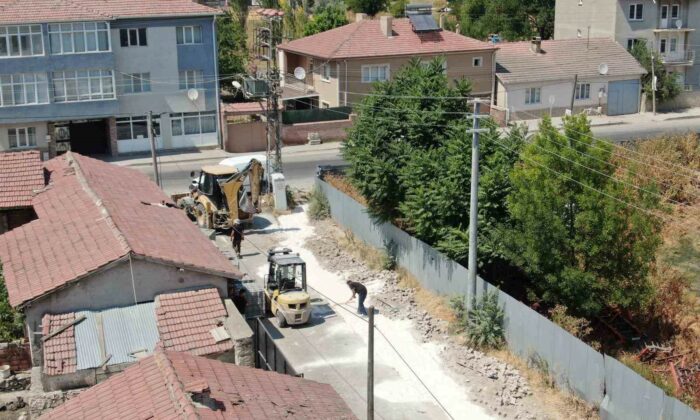 Oklubalı Mahallesi’nde kilitli taş döşeme çalışmaları sürüyor