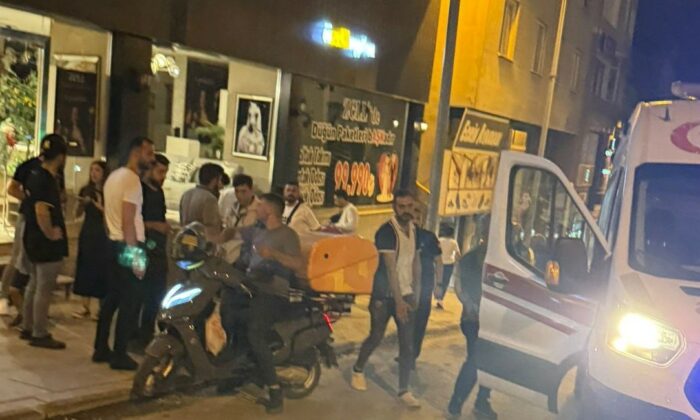 Kontrolden çıkan motorlu bisiklet bir işyerinin duvarına çarptı