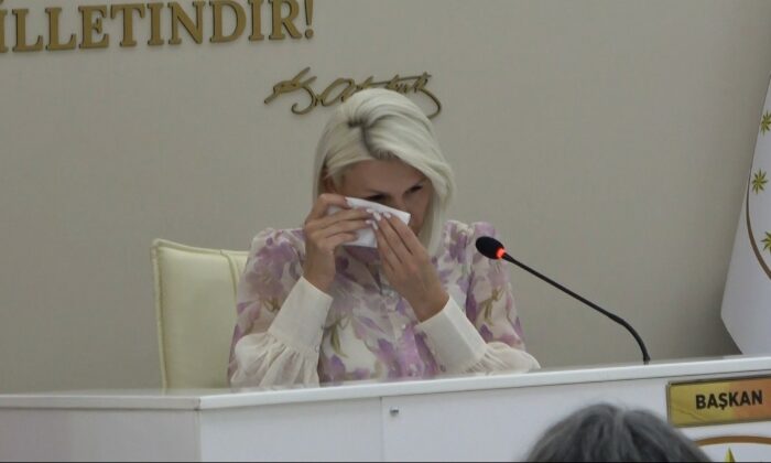 AK Parti ve MHP’den destek alan CHP’li başkan gözyaşlarını tutamadı