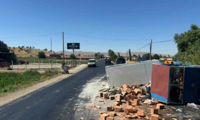 Şuhut’ta patpat devrildi: 5 kişi yaralandı