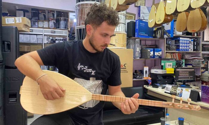 Her köşesi farklı ağaçtan olan bağlama
