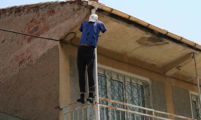 (ÖZEL) Evin balkonuna cansız manken asıldı, görenler ilk bakışta ceset sandı