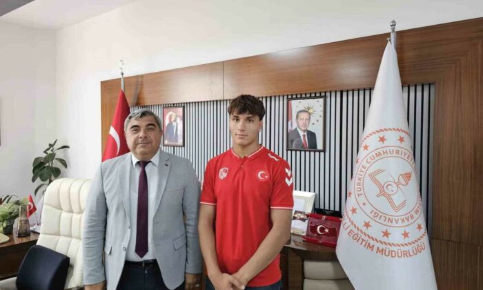 Genç pehlivan başarısını İl Milli Eğitim Müdürüne anlattı