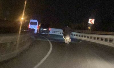 Arka ışıkları yanmayan motosikletli hem kendisini hem de trafiği tehlikeye düşürdü