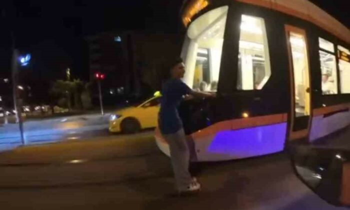 (ÖZEL) Seyir halindeki tramvaya asılarak paten kaydı, uyarıya “Zevkli oluyor” cevap verdi