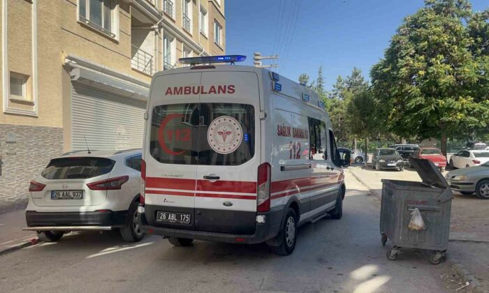 (ÖZEL) Birinci kattan düşen 1 buçuk yaşındaki çocuk hastaneye kaldırıldı