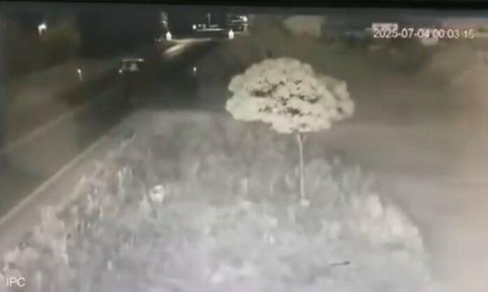 Afyonkarahisar’da otomobil traktör römorkuna çarptı: 3 kişi yaralandı