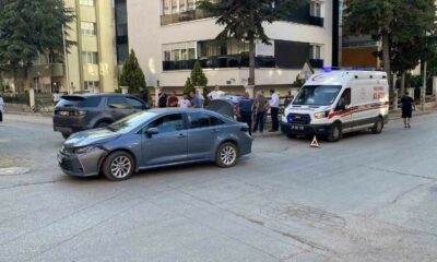 İki otomobil sokak kesişiminde çarpıştı: 1 yaralı