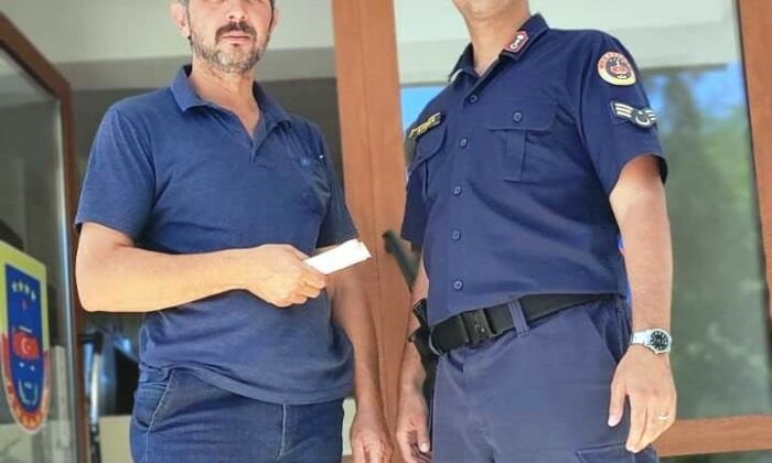 Jandarma, servis şoförünün bulduğu 5 bin lirayı sahibine teslim etti