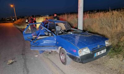 Otomobil aydınlatma direğine çarpıp takla attı: 4 yaralı