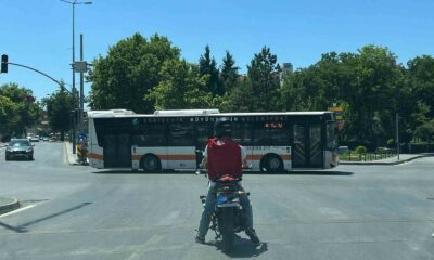 Plakasını bez ile gizleyen motosiklet sürücüsü kırmızı ışıkta geçti
