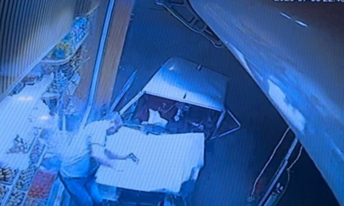 Manevra yapan araca vuran Tofaş kontrolden çıktı, kaldırımda yürüyen vatandaşa böyle çarptı