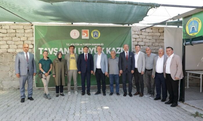 Vali Musa Işın, Tavşanlı Höyük Kazı Evi’ni ziyaret ederek incelemelerde bulundu
