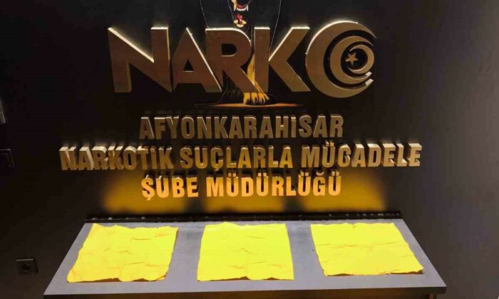 Otomobilin teybinin arkasındaki uyuşturucu zulasını polis patlattı