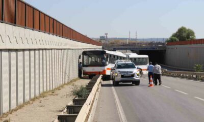 Üniversiteye giden belediye otobüsü bariyerlere çıktı, facia kıl payı ile atlatıldı