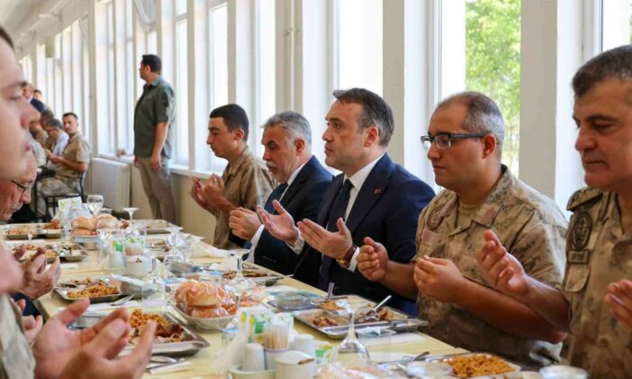 Vali Sözer Mehmetçiklerle aynı sofrada buluştu