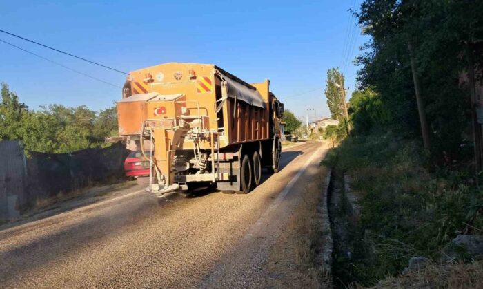 Bilecik’te eriyen asfalta karşı karayollarında kumlama çalışması