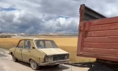 Otomobile gelişigüzel bağlanan traktör römorku trafiği tehlikeye düşürdü