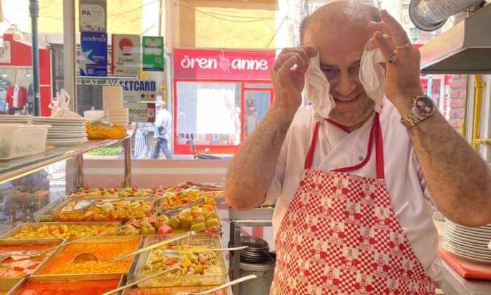 Sıcaktan bunalan aşçı çareyi havluda buldu