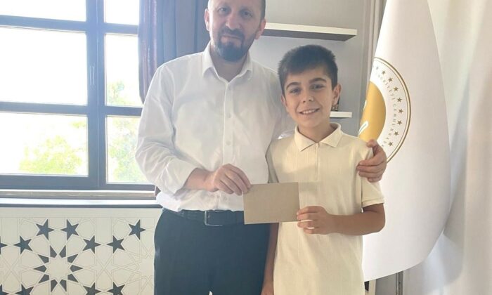 Simav Müftüsü Hasan Serçe, başarılı sporcuyu ödüllendirdi